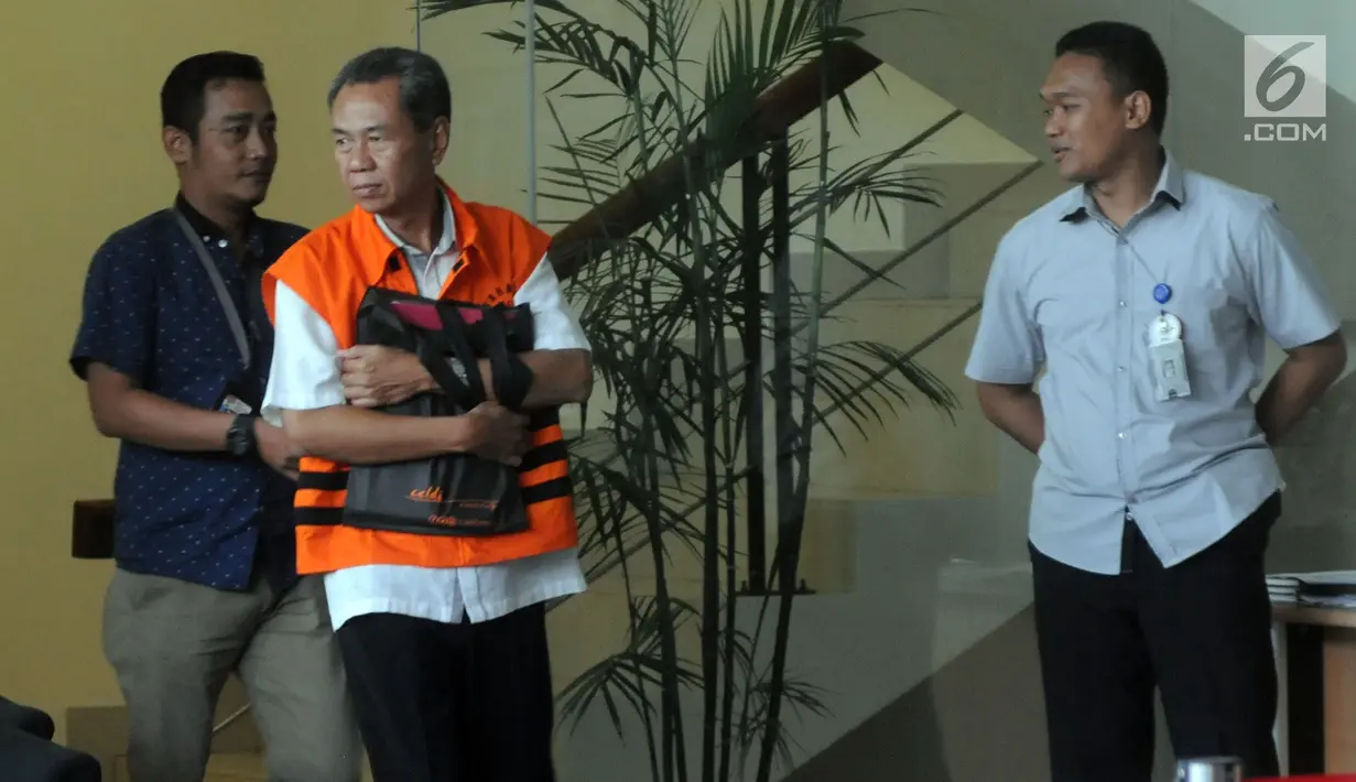 Kepala BPPD Kabupaten Bandung Barat Adiyoto usai menjalani pemeriksaan di KPK, Jakarta, Senin (14/5). Elin Suharliah merupakan calon Bupati Bandung Barat dalam Pilkada 2018. (Merdeka.com/Dwi Narwoko)