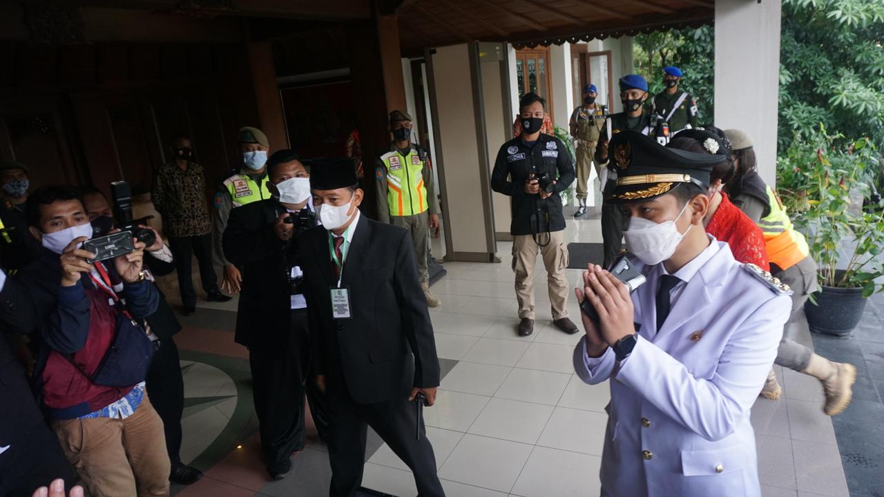 Gibran Rakabuming Raka dilantik menjadi Wali Kota Solo hari ini, Jumat (26/2/2021). Gibran datang ditemani istrinya Selvi Ananda tiba di Gedung DPRD Kota Solo.