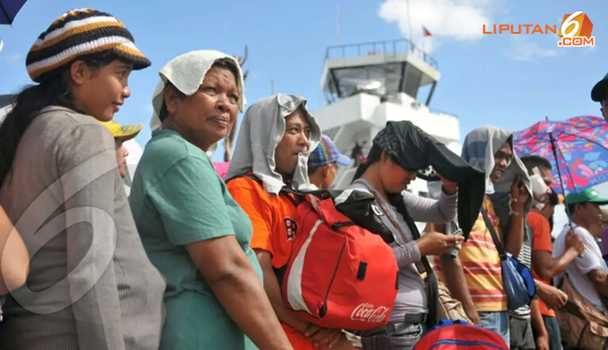 Beberapa warga Tacloban saat menunggu giliran naik ke pesawat Hercules C-130 untuk diungsikan ke Bandara Cebu, Filipina (Liputan6.com/Fahrizal Lubis)