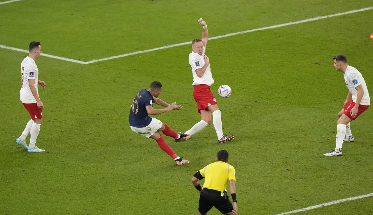 Dengan 9 gol dalam 11 laga di Piala Dunia yang dikemas Mbappe, ia sudah mengungguli torehan Cristiano Ronaldo yang baru mencetak 8 gol dalam 20 laga di Piala Dunia. (AP Photo/Luca Bruno)
