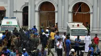 Ambulans terlihat di luar Gereja St Anthony's Shrine setelah ledakan di Kochchikade, Kolombo, Sri Lanka, Minggu (21/4). Presiden Sri Lanka Maithripala Sirisena menyatakan mengatakan bahwa investigasi tengah berlangsung. (ISHARA S. KODIKARA/AFP)