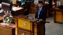 Ketua DPR Setya Novanto menyampaikan Laporan Kinerja DPR RI Tahun Sidang 2016-2017  pada rapat paripurna di gedung DPR, Senayan, Jakarta, Selasa (29/8). Rapat Paripurna peringatan HUT ke-72 DPR itu hanya dihadiri 112 anggota. (Liputan6.com/Johan Tallo)