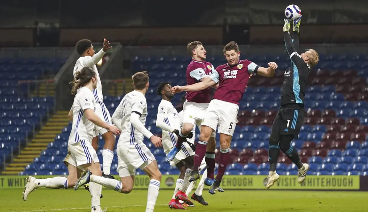 Kiper Leicester City, Kasper Schmeichel, menangkap bola saat melawan Burnley pada laga Liga Inggris di Stadion Turf Moor, Rabu (3/3/2021). Kedua tim bermain imbang 1-1. (Jon Super/Pool via AP)