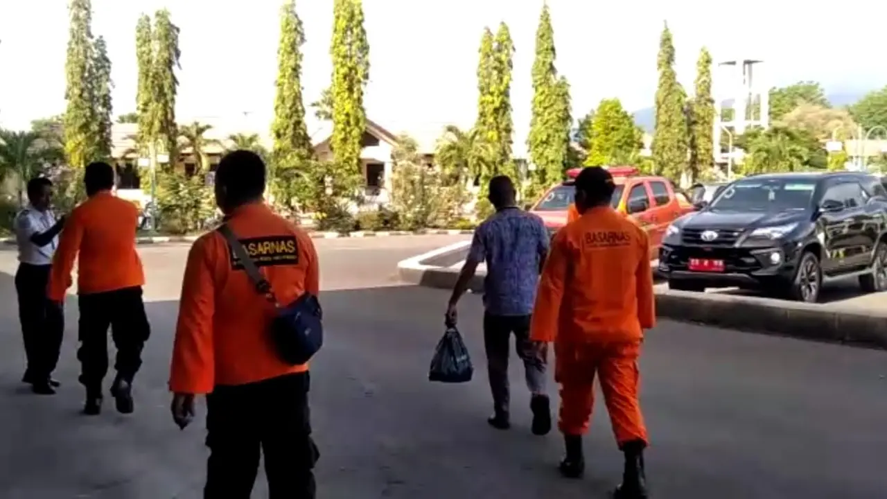 Proses pemulangang korban hanyut oleh tim SAR Maumere. (Liputan6.com/Dionisius Wilibardus)