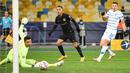 Bek Barcelona, Sergino Dest, saat mencetak gol ke gawang Dynamo Kiev pada laga Liga Champions di Stadion NSK Olimpiyskiy, Rabu (25/11/2020) dini hari WIB. Barcelona menang 4-0 atas Dynamo Kiev. (AFP/Sergei Supinsky)