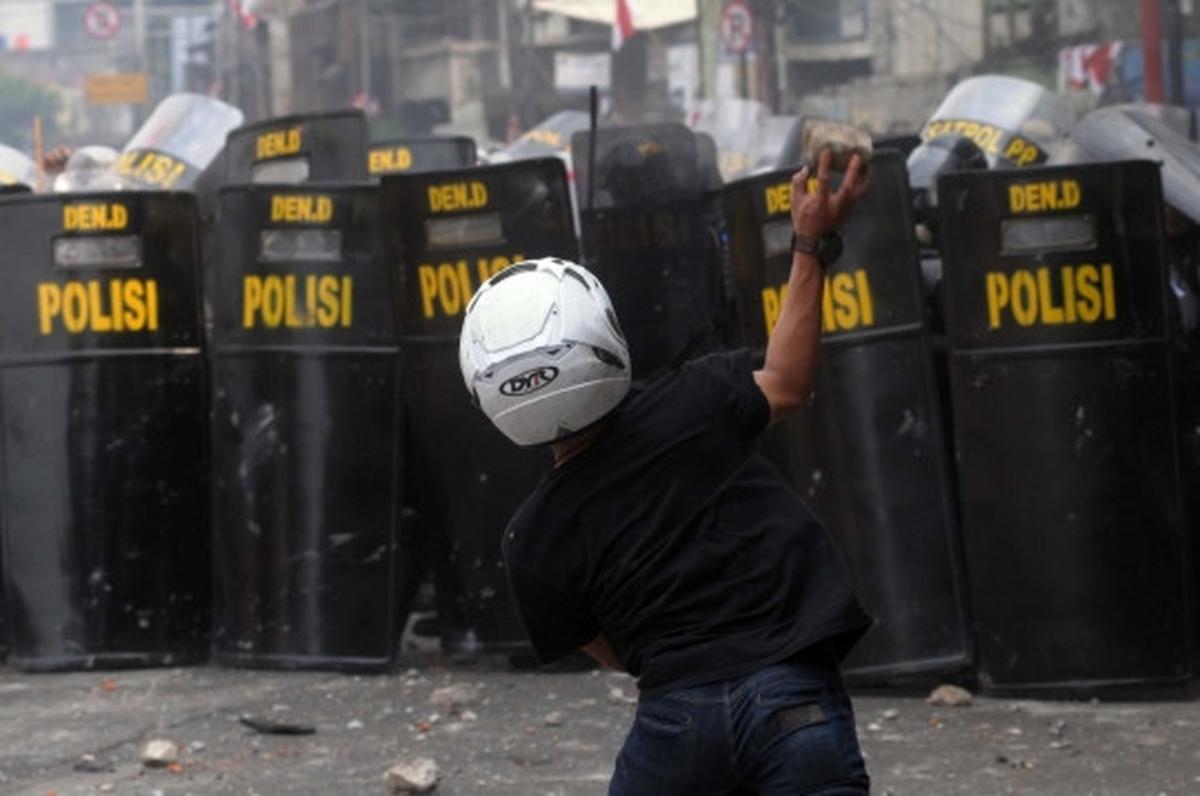 Amukan ratusan warga Kampung Pulo lawan Satpol PP dan polisi