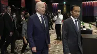 Presiden Amerika Serikat, Joe Biden (kiri) berjalan bersama Presiden Indonesia Joko Widodo atau Jokowi selama pembukaan Konferensi Tingkat Tinggi atau KTT G20 hari pertama di Nusa Dua, Bali, Selasa (15/11/2022). (AP Photo/Dita Alangkara, Pool)