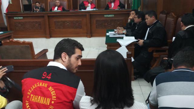 Fahri Albar bersiap menjalani persidangan perdana di Pengadilan Negeri Jakarta Selatan