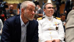 Oligarki Rusia, Roman Abramovich (C), menghadiri upacara penandatanganan inisiatif tentang pengangkutan gandum dan bahan makanan yang aman dari pelabuhan Ukraina, di Istanbul, pada 22 Juli 2022. Sebagai kesepakatan besar pertama antara pihak-pihak yang bertikai sejak invasi, Ukraina dan Rusia diharapkan menandatangani kesepakatan di Istanbul hari ini untuk membebaskan ekspor gandum dari pelabuhan Ukraina. Kesepakatan ini telah dimediasi oleh PBB dan Turki.
OZAN KOSE / AFP