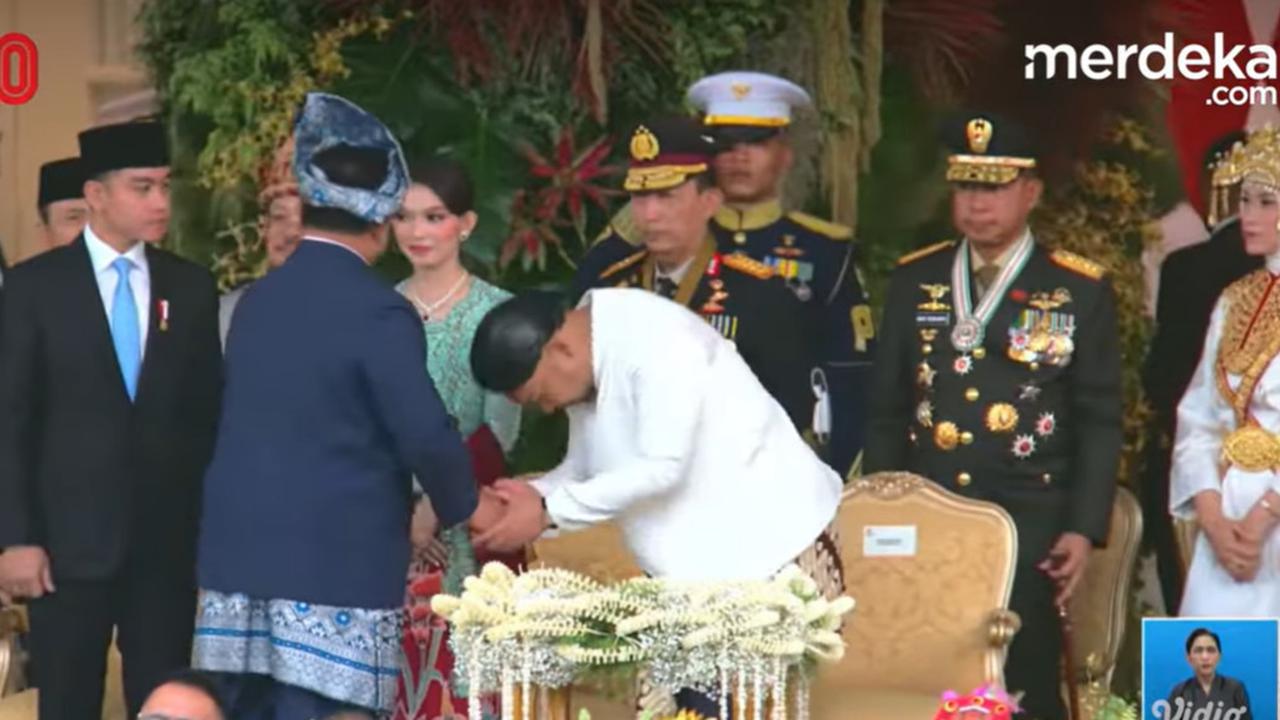 VIDEO: Adab Didit Hediprasetyo, Menunduk Cium Tangan Prabowo Usai Penurunan Bendera di Istana