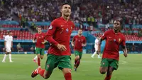 Nama pertama adalah Cristiano Ronaldo. Ia akan menjadi momok menakutkan bagi gawang Makedonia Utara lewat kepiawainnya mencetak gol. Musim ini, penyerang 37 tahun tersebut berhasil menyarangkan 18 gol dari 32 penampilannya bersama Manchester United. (AFP/Bernadett Szabo)