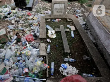 Timbunan sampah menutupi makam di TPU Menteng Pulo 2, Jakarta, Senin (9/12/2019). Minimnya kesadaran warga setempat ditambah tidak adanya fasilitas TPA dan perawatan  pengelola TPU menyebabkan kondisi kompleks makam sangat memprihatinkan akibat dipenuhi sampah. (merdeka.com/Iqbal S. Nugroho)