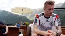 Marco Reus lagi-lagi bernasib apes lantaran sering tak masuk skuad Tim Panser di kejuaraan bergengsi termasuk di Piala Dunia kali ini. Pemain berpengalaman dan sudah menjadi andalan Jerman sejak tahun 2011 ini bakal absen di Piala Dunia 2022 karena mengalami cedera engkel. (AFP/Patrik Stollarz)