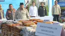 Presiden Prabowo Subianto (depan) didampingi Kapolri Jenderal Listyo Sigit Prabowo melakukan pengecekan sebelum memusnahkan barang bukti narkoba sitaan Kepolisian Republik Indonesia, di Lapangan Bhayangkara, Mabes Polri, Rabu (29/10/2025). Dari pengungkapan kasus ini, narkoba yang disita total beratnya 214,84 ton. (merdeka.com/Arie Basuki)