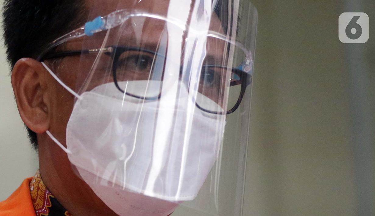 Gubernur Sulawesi Selatan non aktif, Nurdin Abdullah usai pemeriksaan lanjutan di Gedung KPK, Jakarta, Kamis (3/6/2021). Nurdin Abdullah diperiksa terkait dugaan suap dan gratifikasi pengadaan barang dan jasa pembangunan infrastruktur di Pemprov Sulsel 2020-2021. (Liputan6.com/Helmi Fithriansyah)