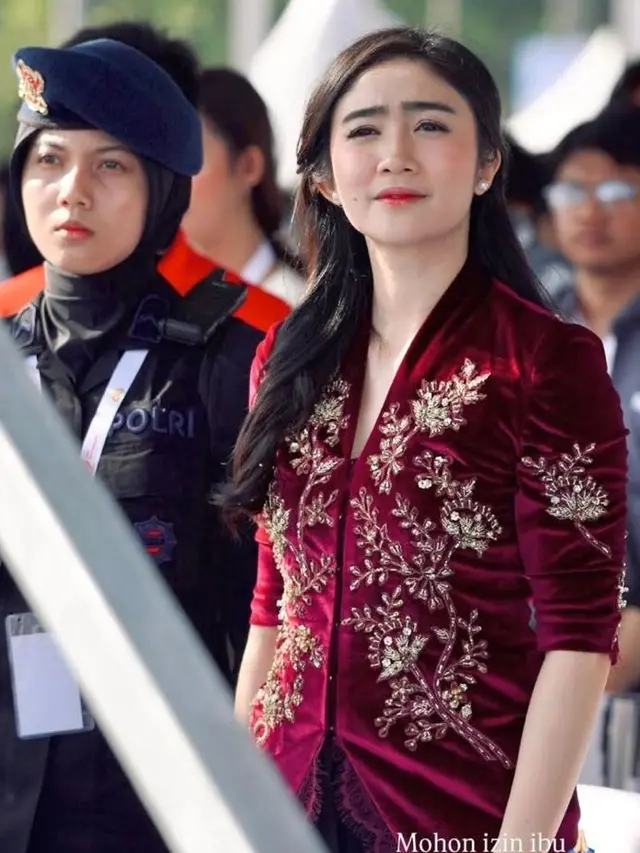 Pesona Ibu Bhayangkari Febby Rastanty dalam Balutan Kebaya Velvet Merah di HUT Bhayangkara ke-79