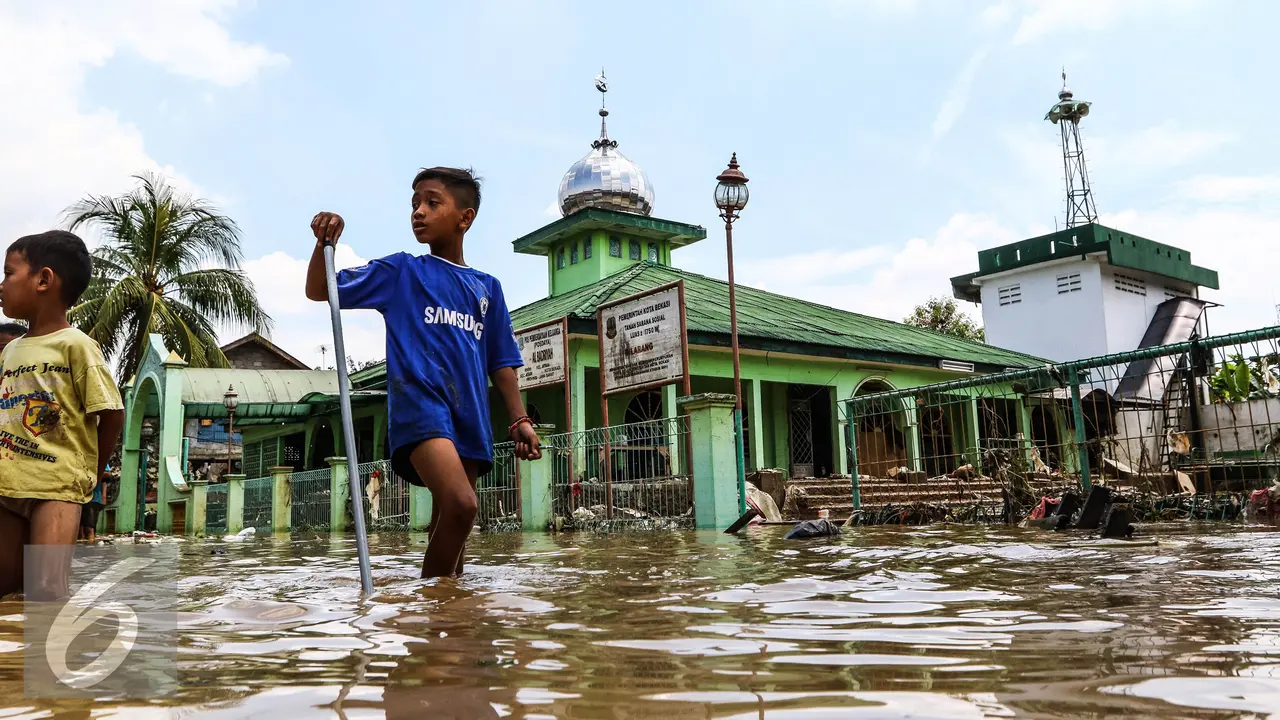 20160422- Banjir Surut, Jalanan Komplek Mulai Bisa Dilalui Warga-Bekasi- Fery Pradolo