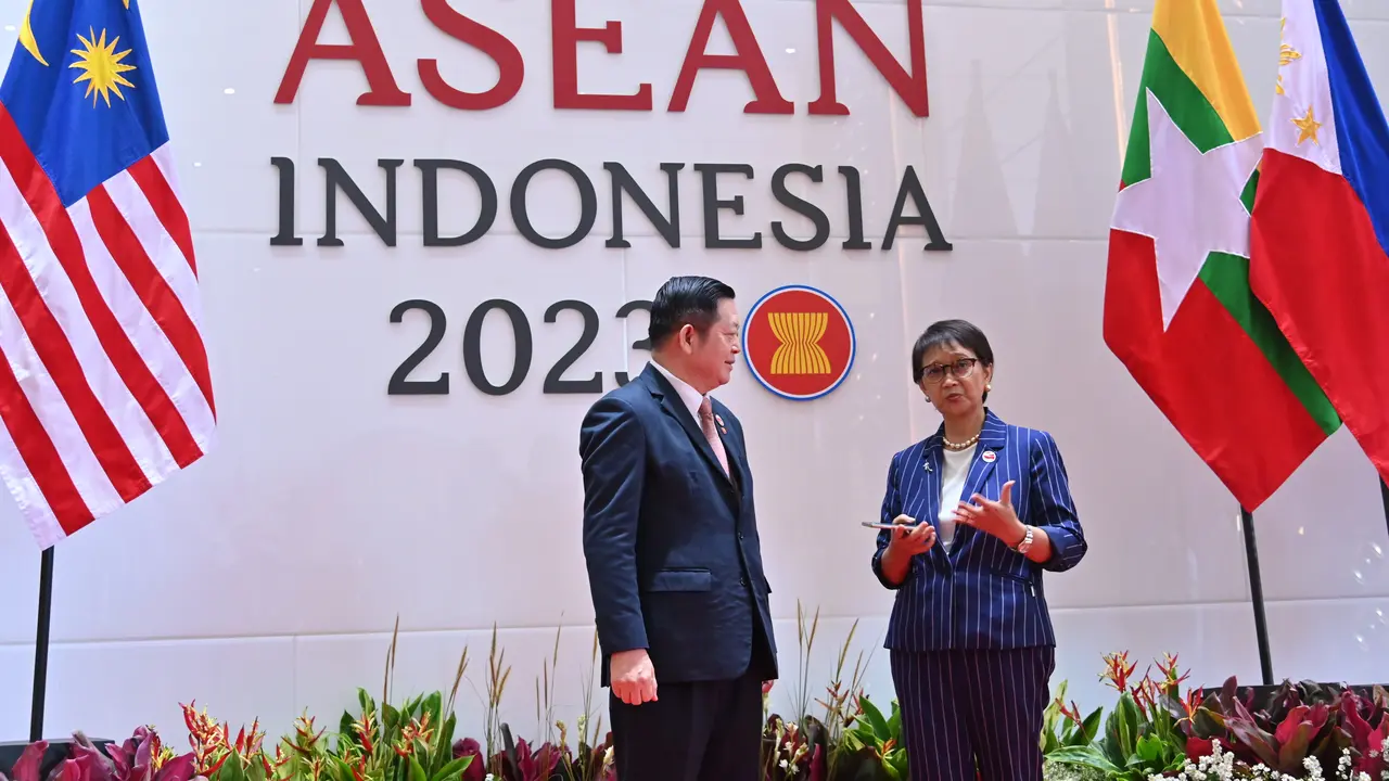 Menlu RI Retno Marsudi dan Sekjen ASEAN Kao Kim Hourn.