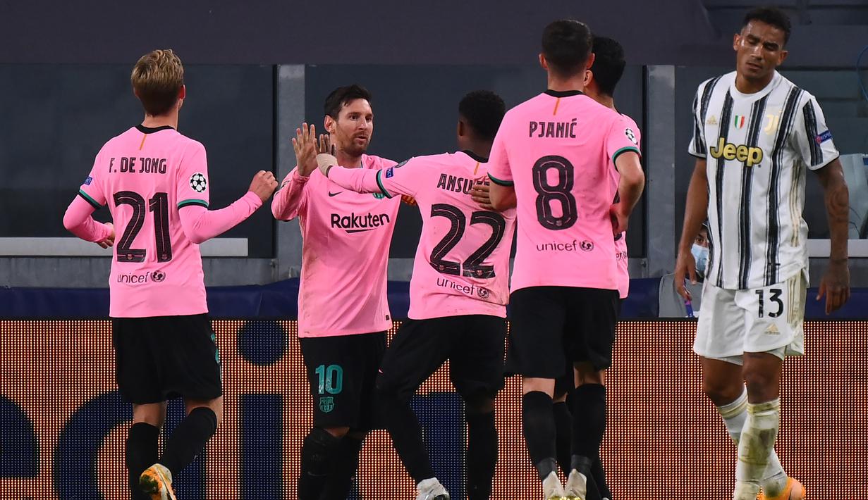 Pemain Barcelona merayakan gol yang dicetak Lionel Messi ke gawang Juventus pada laga lanjutan Liga Champions 2020/2021 di Allianz Stadium, Kamis (29/10/2020) dini hari WIB. Barcelona menang 2-0 atas Juventus. (AFP/Marco Bertorello)