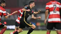Aksi striker Borneo FC Samarinda, Koldo Obieta saat bertandang ke markas Madura United dalam laga pekan ke-26 BRI Super League 2025/2026 di Stadion Gelora Madura Ratu Pamelingan, Pamekasan, Jawa Timur, Minggu (5/4/2026) malam. (Dok. Borneo FC Samarinda)