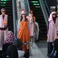 Model membawakan busana Mel Ahrya dengan tema Happa dalam fashion show di Terminal 3 Ultimate Bandara Soekarno Hatta, Tangerang, Banten, Rabu (20/7). (Liputan6.com/Angga Yuniar)