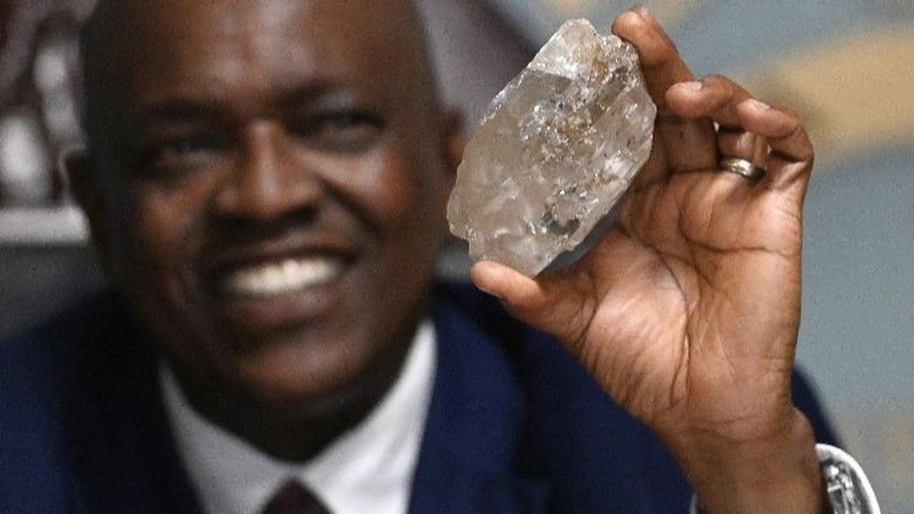 Presiden Botswana Mokgweetsi Masisi memperlihatkan berlian seberat 2.492 karat di kantornya di Gaborone, Botswana, pada 22 Agustus 2024. Berlian raksasa yang ditemukan di sebuah lokasi pertambangan di Botswana itu disebut sebagai yang terbesar di dunia da