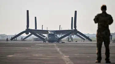 Sebuah pesawat Bell Boeing V-22 Osprey terparkir di landasan saat upacara pembukaan latihan militer gabungan Super Garuda Shield di Pusat Penerbangan Angkatan Laut Indonesia di Sidoarjo, Jawa Timur pada 26 Agustus 2024. (JUNI KRISWANTO/AFP)