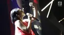 Penyanyi jazz Andien Aisyah tampil di panggung acara Vidio Fair 2.0 yang digelar di Mall Gandaria City, Jakarta Selatan, Sabtu (3/11). Vidio Fair 2.0 kali ini mengambil tema One Stop Event You Can Get. (Liputan6.com/Herman Zakharia)