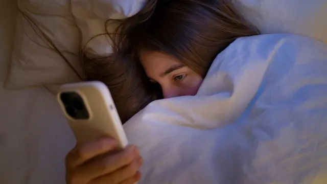 5 Alasan Mengapa Kamu Harus Waspada terhadap Paparan Blue Light yang Bisa Merusak Kulit - 3