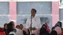 Presiden Joko Widodo atau Jokowi memberi sambutan saat menemui ibu-ibu penerima program Membina Keluarga Sejahtera (Mekaar) di Garut, Jawa Barat, Jumat (18/1). Penerima program Mekaar diutamakan kaum ibu. (Liputan6.com/Angga Yuniar)