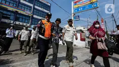 Dinas Perhubungan (Dishub) DKI Jakarta bersama tim gabungan yang terdiri dari Satuan Polisi Pamong Praja (Satpol PP), TNI dan Polri merazia para juru parkir liar, termasuk yang beroperasi di minimarket di Jakarta, Rabu (15/5/2024). (Liputan6.com/Angga Yuniar)