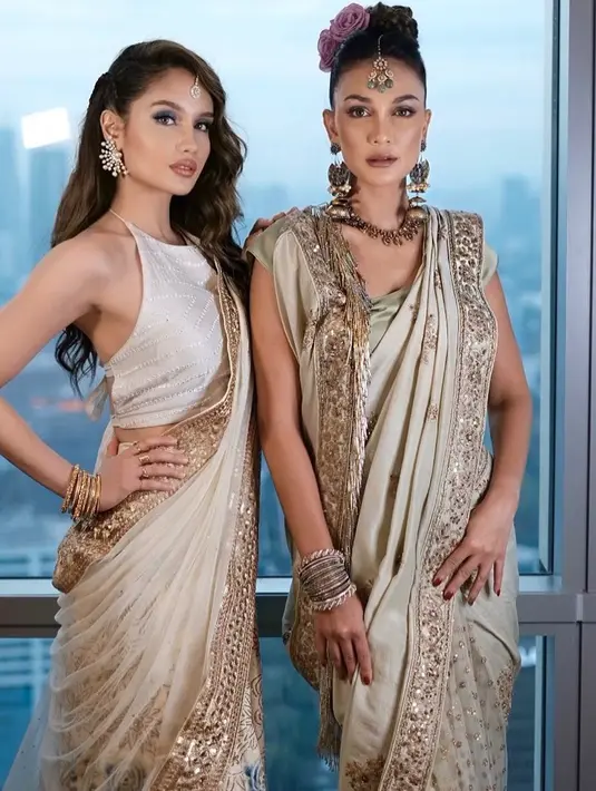 Cinta Laura berpose bersama Luna Maya yang tampil tak kalah memesona. Dibalut kain sari bernuansa keperakan yang mewah, Luna tampil totalitas dengan gaya rambut dan aksesorinya yang serasi. [Foto: Instagram/claurakiehl]
