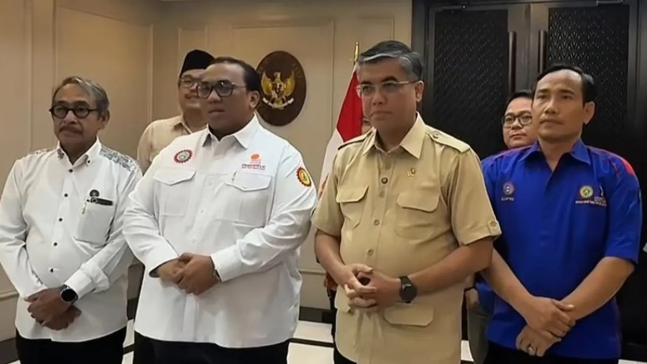 Menteri Ketenagakerjaan, Yassierli bersama Presiden Konfederasi Serikat Pekerja Seluruh Indonesia (KSPSI), Andi Gani Nena Wea. (Dok Kemnaker)