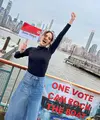 Cinta Laura Kiehl sedang berada di New York, namun ia tetap menggunakan hak suaranya untuk 'nyoblos' yang dilakukan lebih awal di sana. [Foto: Instagram/claurakiehl]
