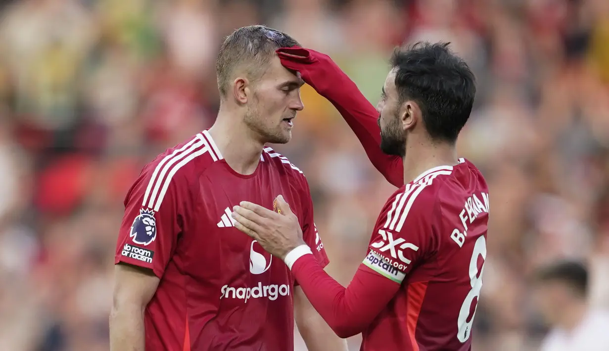 Pemain Manchester United, Bruno Fernandes mengusap kepala Matthijs de Ligt saat laga lanjutan Liga Inggris 2024/2025 melawan Brentford di Old Trafford, Manchester, Sabtu (19/10/2024). (AP Photo/Dave Thompson)