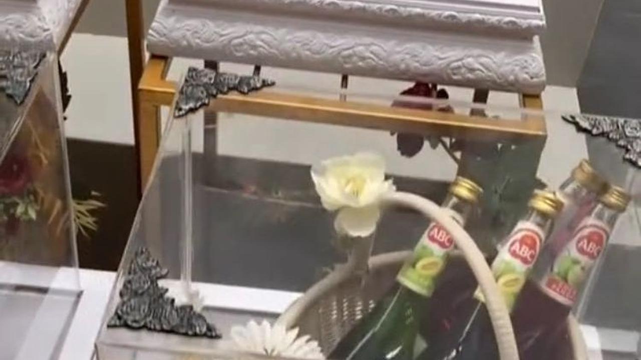 Ada juga saos kecap, gula pasir, hingga sirup di dalam kotak-kotak seserahan ini.