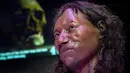 Sebuah model rekonstruksi wajah dari tengkorak pria berusia 10.000 tahun, yang dikenal sebagai 'Cheddar Man', di Museum Sejarah Nasional, London, (6/2). Dalam rekontruksi tersebut Cheddar Man berkulit gelap dan bermata biru. (AFP Photo/Justin Tallis)