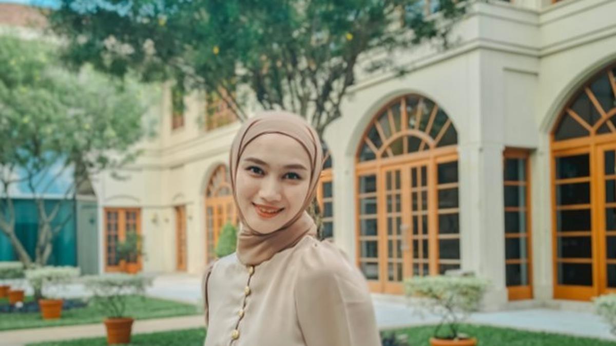 8 Model Tunik Simpel Kekinian ala Melody Laksani, Inspirasi Wanita Mungil untuk Tampil Elegan dan Jenjang