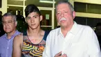 Pemain sepakbola asal Meksiko, Alan Pulido (tengah) bersama Gubernur Tamaulipas Egidio Torre Cantu usai diselamatkan dari sebuah penculikan di Ciudad Victoria, Tamaulipas, Meksiko, (30/5). Dikabarkan kondisinya saat ini baik-baik saja. (REUTERS/Stringer)