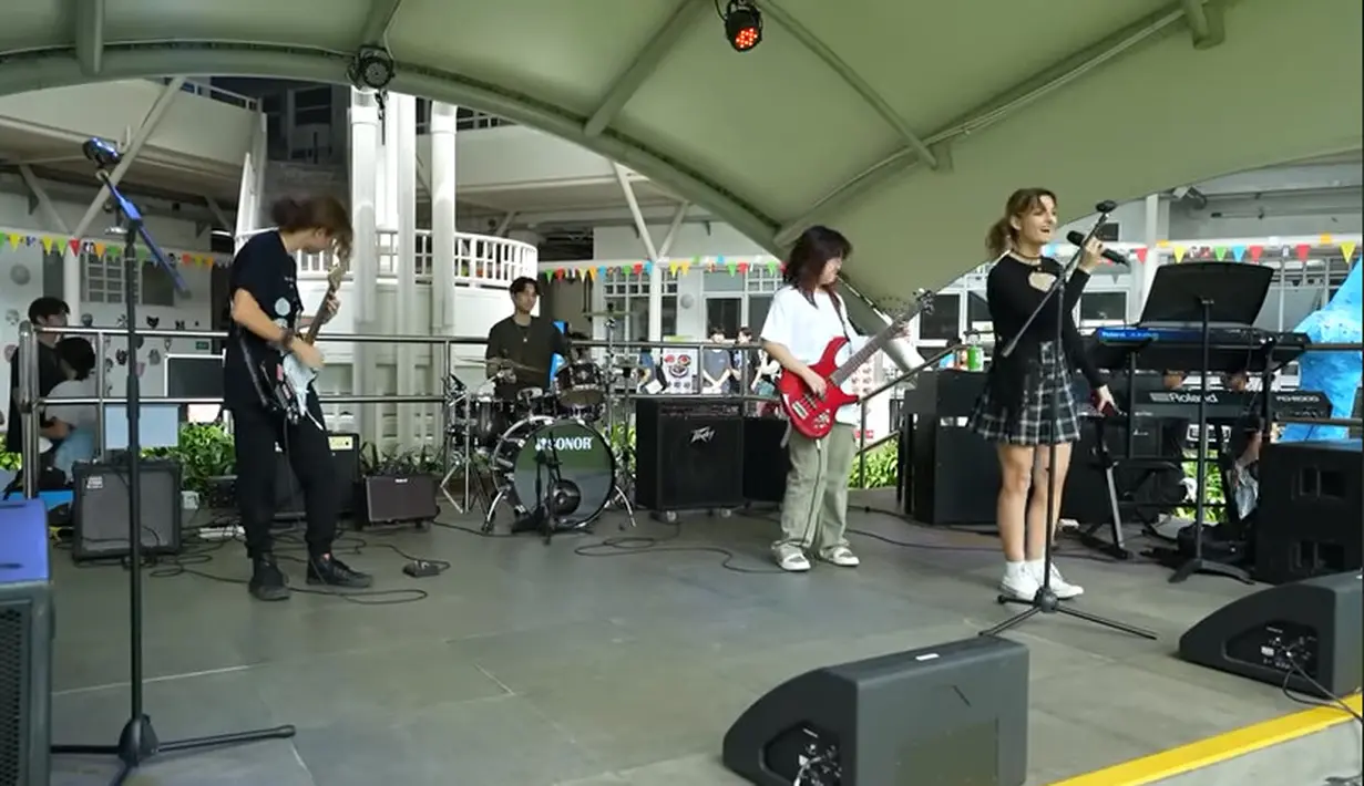 Dio dan Kenzy memiliki grup yang berbeda dengan temannya masing-masing. Dio juga tampak lincah menabuh drumm. [Youtube/Kenzy Taulany]