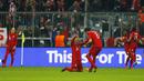 Para peman Bayer Munchen merayakan gol Arjen Robben ke gawang Arsenal pada lanjutan Liga Champion di Allianz Arena, Munich, Jerman, Kamis (5/11/15) dini hari. (Reuters / Michael Dalder)