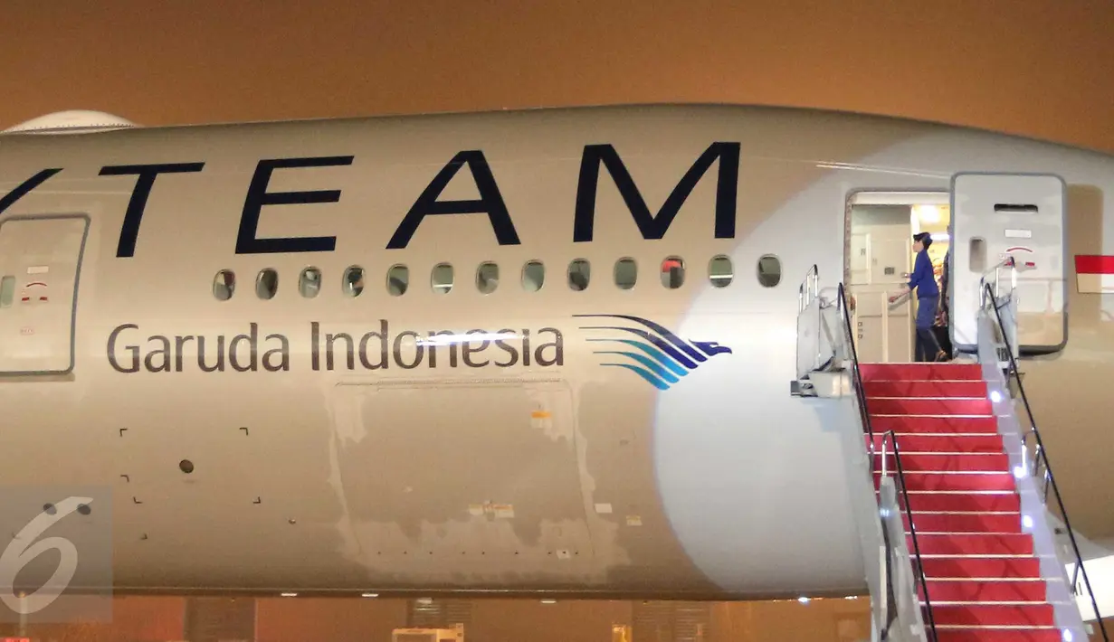 Kondisi pesawat Boeing B777-300ER sesaat setelah mendarat di Bandara Soekarno Hatta, Tangerang, Banten, Kamis (29/10). Pesawat Garuda Indonesia dengan livery Skyteam ini merupakan yang ke-9 yang diterima Garuda sejak tahun 2013 (Liputan6.com/Angga Yuniar)
