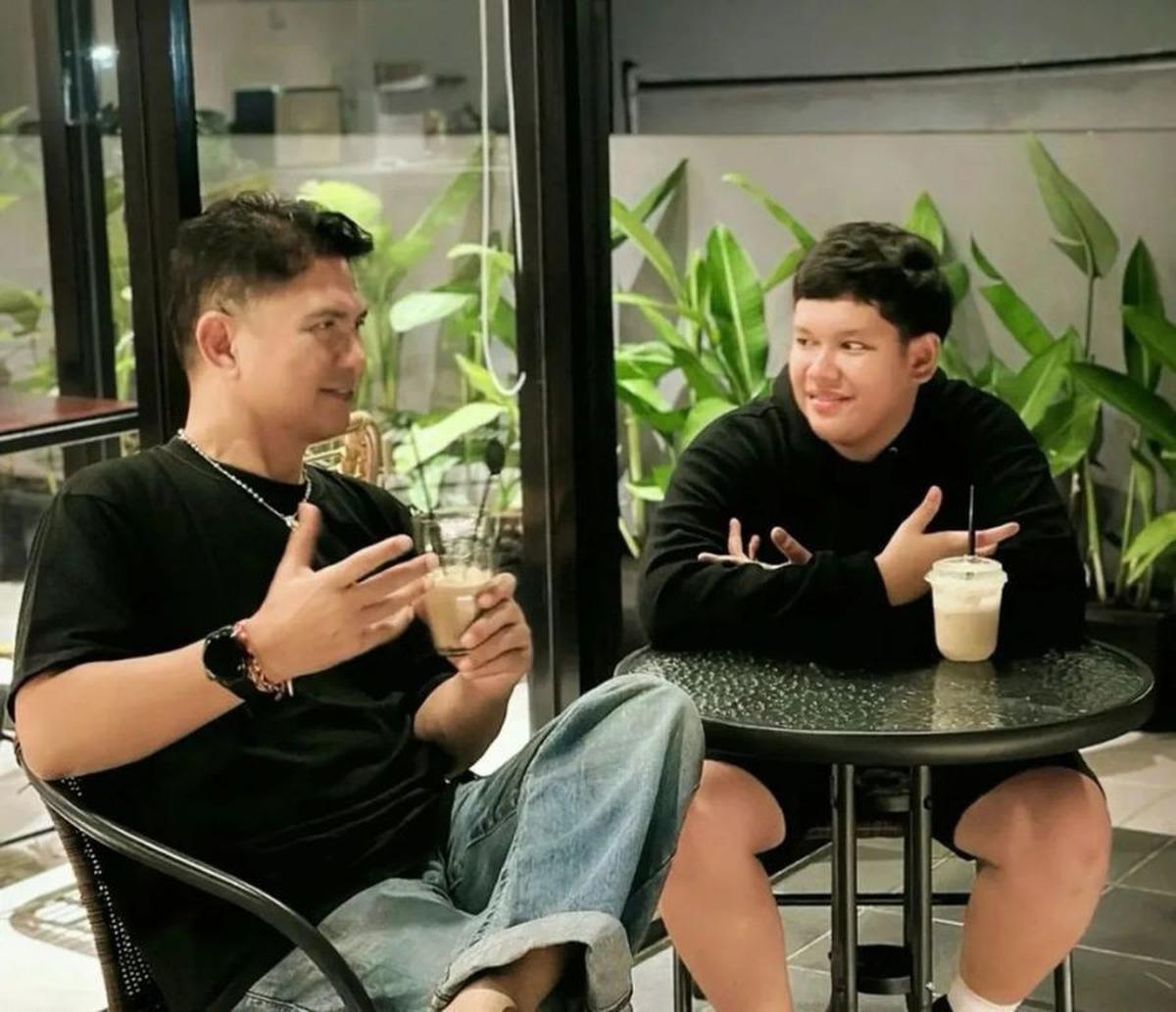 Salah satu hal menarik untuk dibahas adalah kondisi istimewa sang putra, yang merupakan tuna rungu.<br>