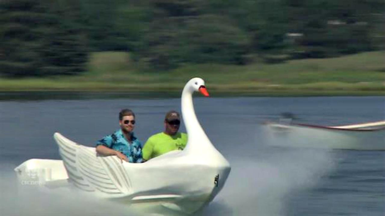 Bukan Perahu Angsa Biasa