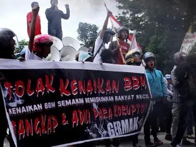Citizen6, Makassar: Aksi berjalan damai dan tertib kendati aksi sebelumnya yang terjadi di Makassar berjalan ricuh. (Pengirim: Rahmad Didi)