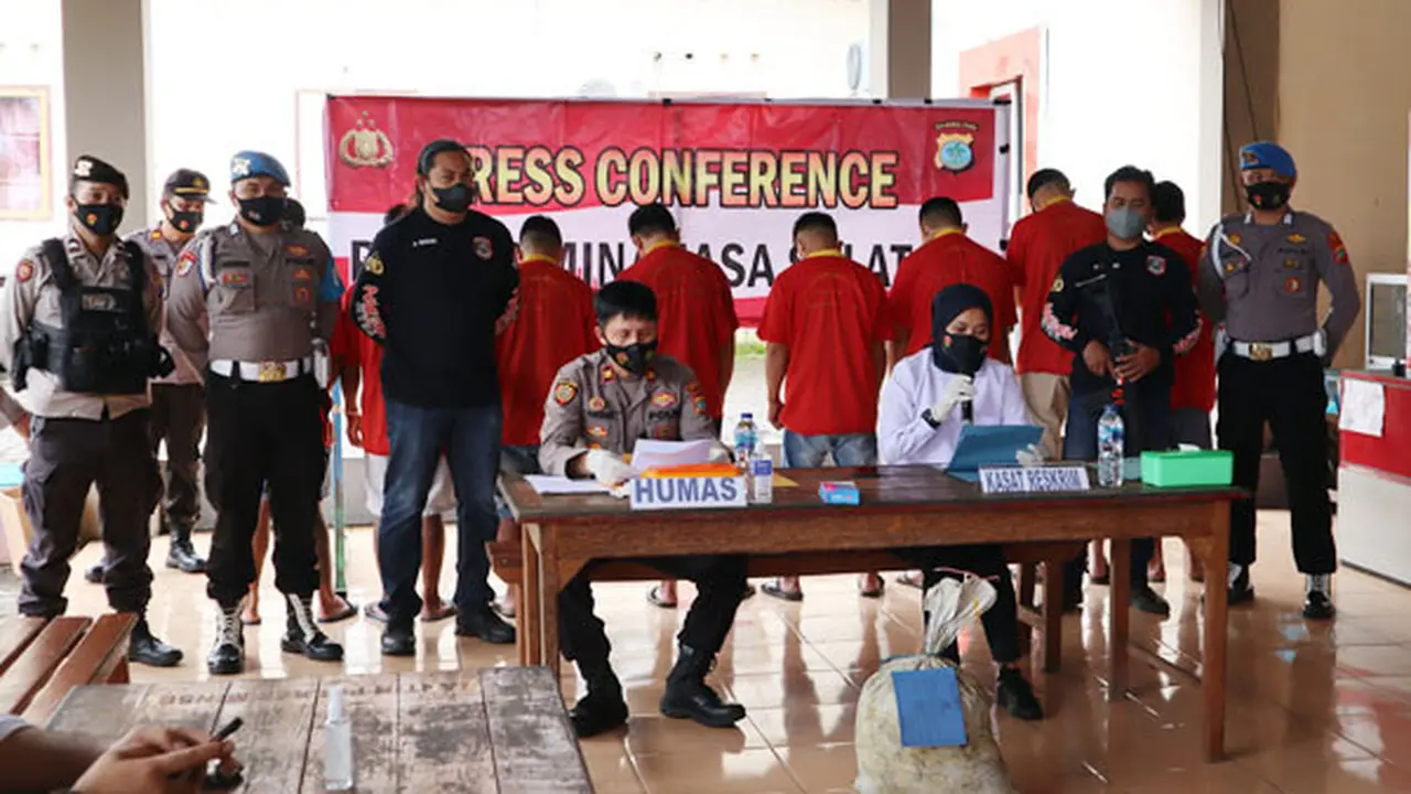 Polres Minahasa Selatan menggelar jumpa pers mengungkap kasus pencurian di sebuah perusahaan tambang emas.