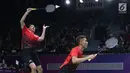 Ganda putra Indonesia, Fajar Alfian/M Rian Ardianto mengembalikan kok ke arah pemain India, Manu Attri/Sumeeth Reddy Buss pada perempat final Bulutangkis Beregu Putra Asian Games 2018 di Jakarta, Senin (20/8). (Liputan6.com/Helmi Fithriansyah)