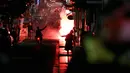 Pengunjuk rasa menyalakan suar saat memprotes perpanjangan lockdown atau penguncian ketat di Melbourne, Australia, Kamis (5/8/2021). Pemerintah Australia kembali memperpanjang lockdown di Melbourne selama sepekan untuk menekan penyebaran virus corona Covid-19 varian delta. (AFP/Con Chroinis)