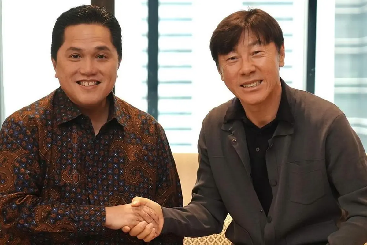 Ketua Umum PSSI Erick Thohir dengan pelatih Timnas Indonesia Shin Tae-yong