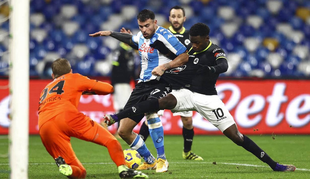 Pemain Napoli, Andrea Petagna, berusaha mencetak gol ke gawang Spezia pada laga Liga Italia di Stadion Diego Armando Maradona, Rabu (6/1/2021). Napoli takluk dengan skor 1-2. (Alessandro Garofalo/LaPresse via AP)